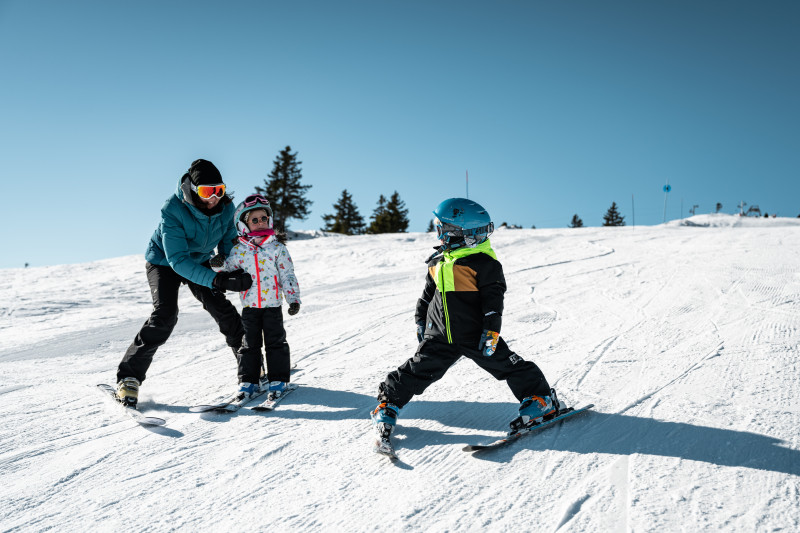 Ski en famille sur la piste bleue aux Aillons-Margériaz