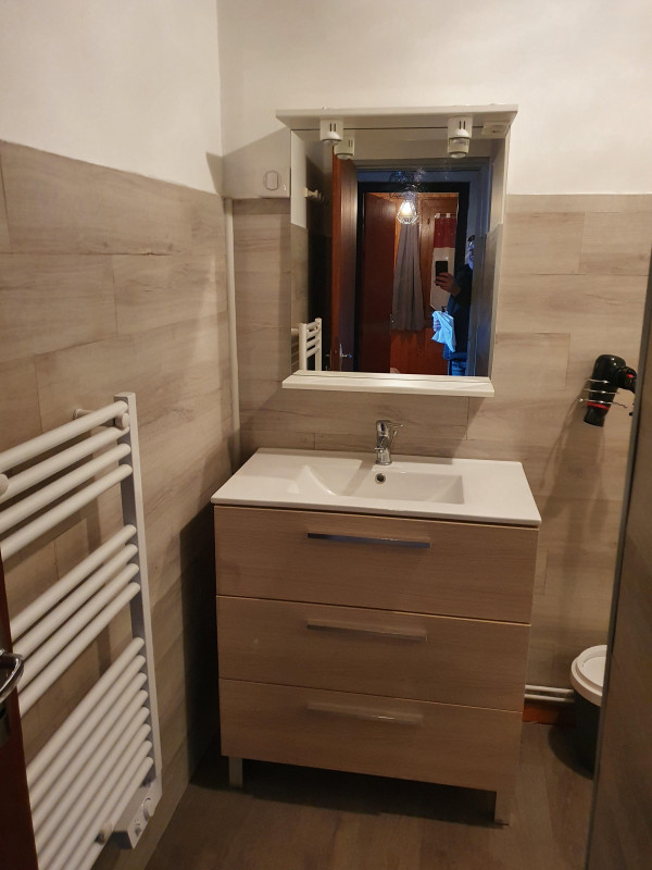 Salle de bains avec douche , wc et lavabo