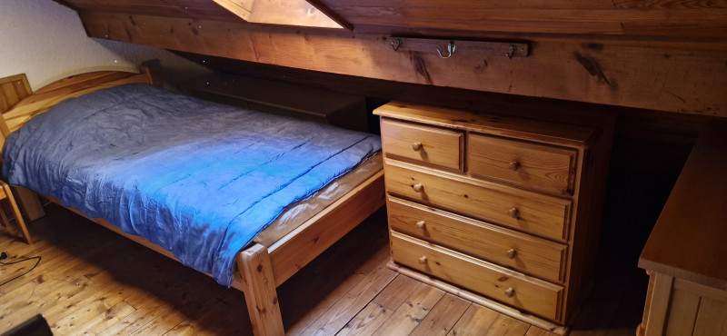 Commode dans la mezzanine au pied du lit