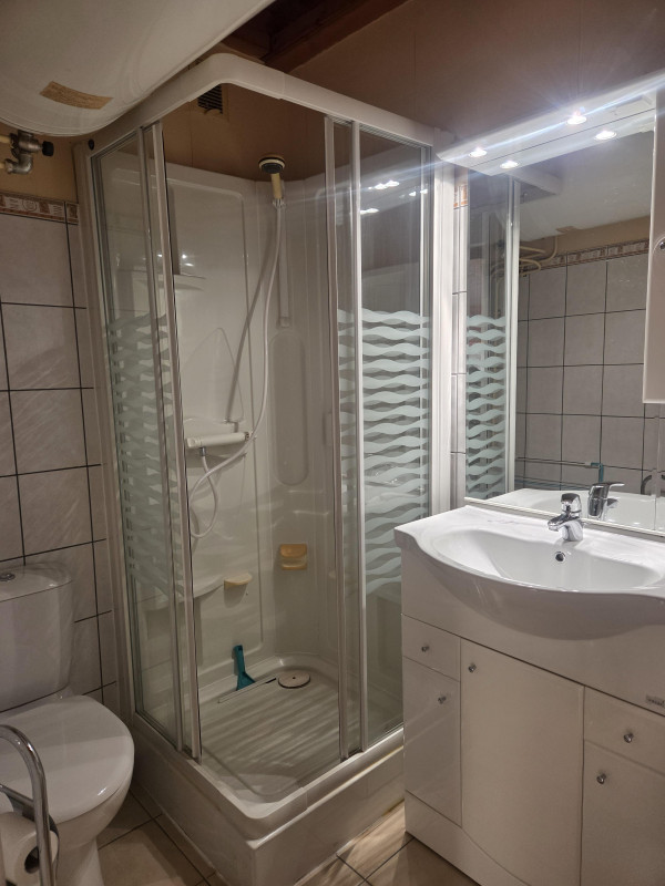 Salle d'eau avec une douche, toilettes et lavabo