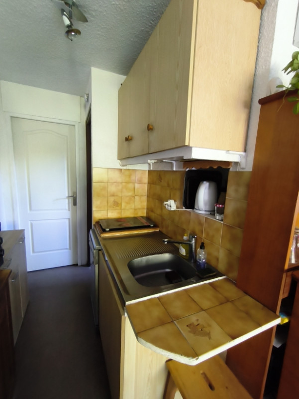 Côté cuisine avec un évier et plaques de cuisson et un petit plan de travail