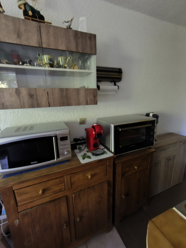 Côté cuisineavec micro-onde et four combiné, machine à café