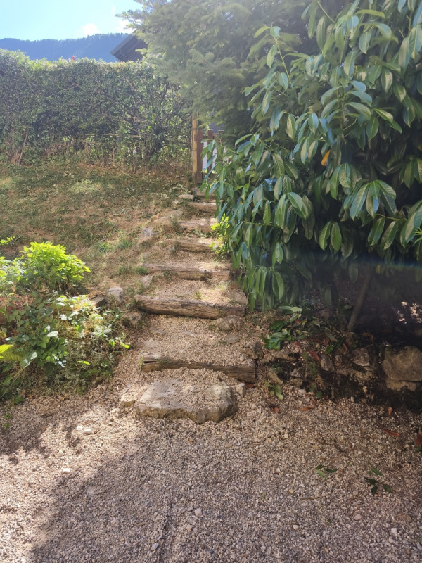 Marches d'accès de la terrasse en gravillon et bois