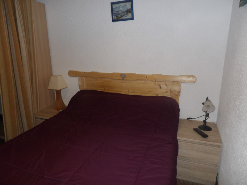 Espace nuit avec un lit double, séparé par un rideau