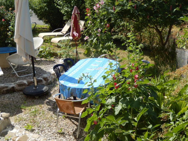 Le jardin amont: espace repas et détente - © Gîtes de France Le jardin amont: espace repas et détente