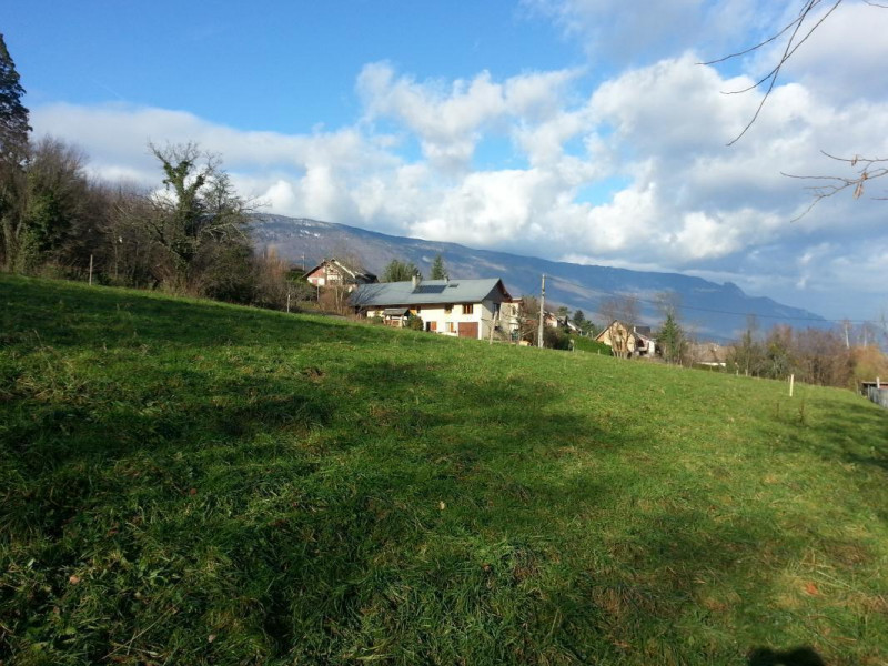 En arrière fond, le Gîte et le Massif de l'Epine, la Dent du Chat.