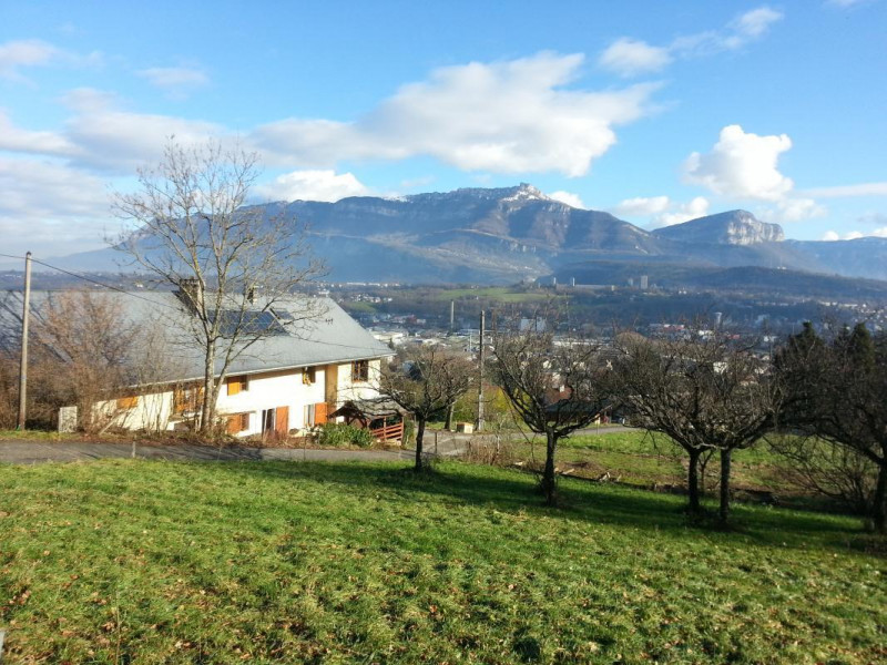 En arrière fond, le Gîte et le massif des Bauges (la Féclaz, le Revard).