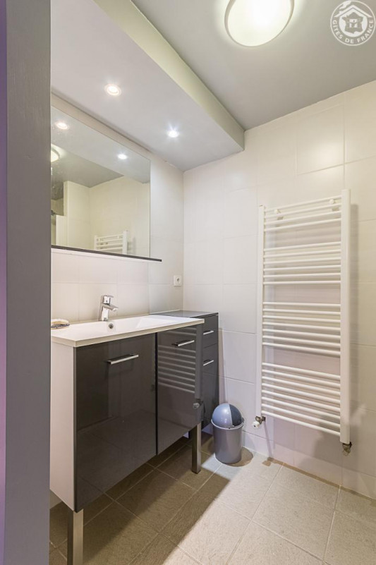 La salle de bain attenate à la chambre du Rdc.