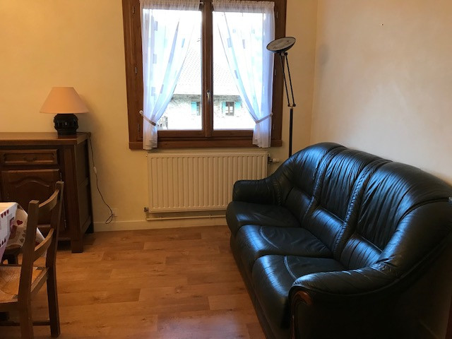 canapé en cuir noir dans le séjour à côté de la fenêtre