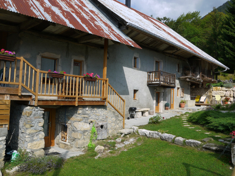Autre vue Lou Mansou en été Autre vue Lou Mansou en été