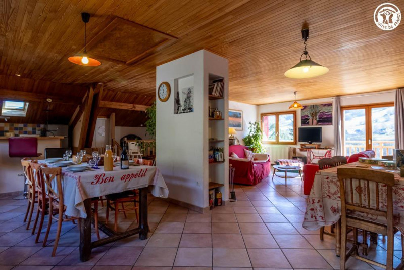 l'espace repas et la cuisine au fond l'espace repas et la cuisine au fond