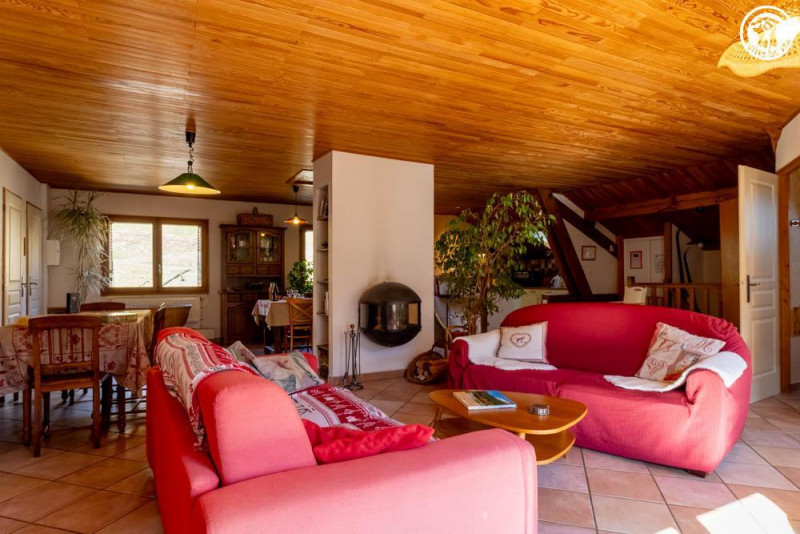 Le salon et au fond la cuisine Le salon et au fond la cuisine