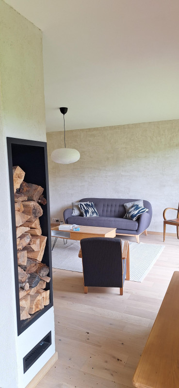 salon lumineux et épuré avec un canapé et des fauteuils