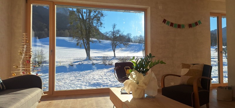 Vue sur les prairies enneigées depuis le salon