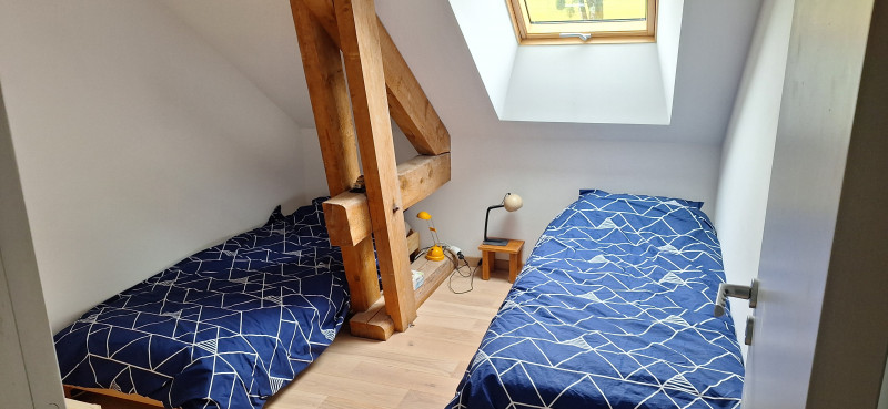 Chambre avec 2 lits simples et le cachet des poutres