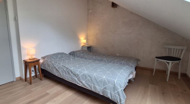 Chambre avec 2 lits simples et un velux