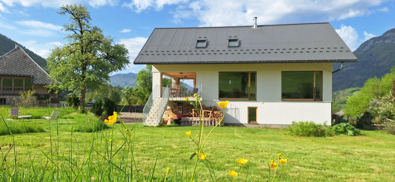 Vue de la maison depuis le grand jardin