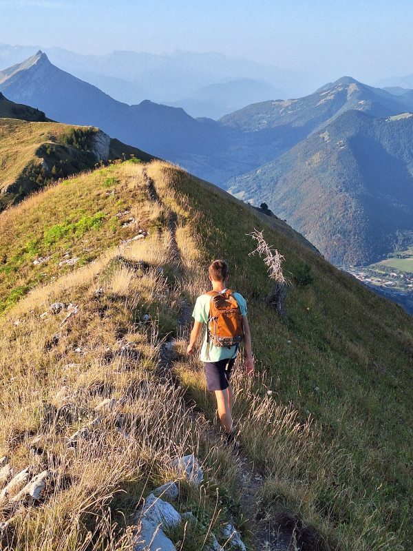 personne en randonnée pédestre