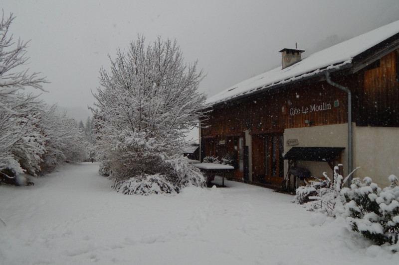 Gite le Moulin sous la neige Massif des Bauges - © Clévacances Gite le Moulin sous la neige Massif des Bauges