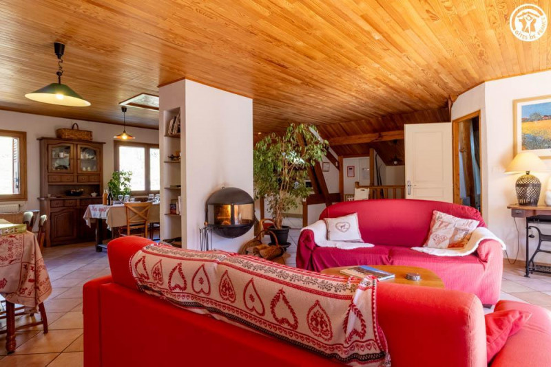 vaste pièce à vivre de 70m² - © Gîtes de France vaste pièce à vivre de 70m²