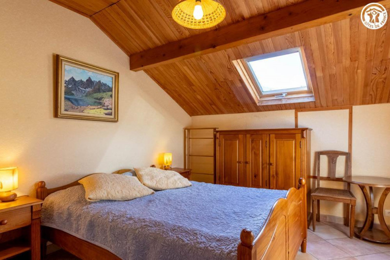 La chambre au grand lit - © Gîtes de France La chambre au grand lit