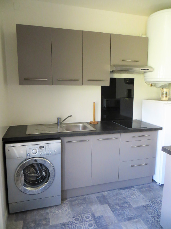Coin cuisine complet de lave linge - © Virone Cristina Coin cuisine complet de lave linge