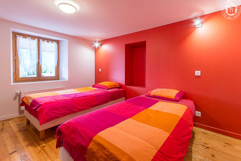 Chambre à lits jumeaux à l'étage.