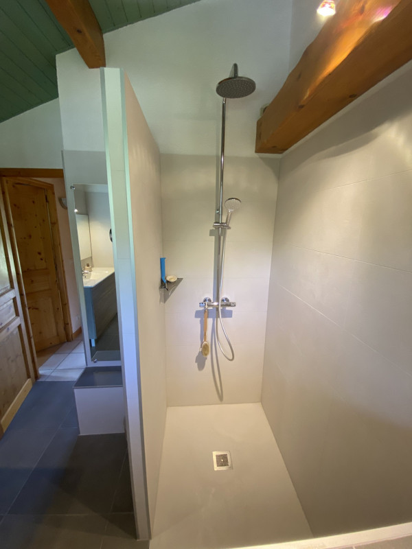 Cabine de douche dans la salle de bain Cabine de douche dans la salle de bain