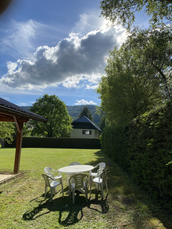 Ouverture sur le jardin avec coin repas Ouverture sur le jardin avec coin repas