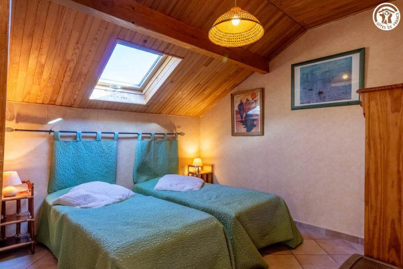 la chambre avec 2 petits lits - © Gîtes de France la chambre avec 2 petits lits