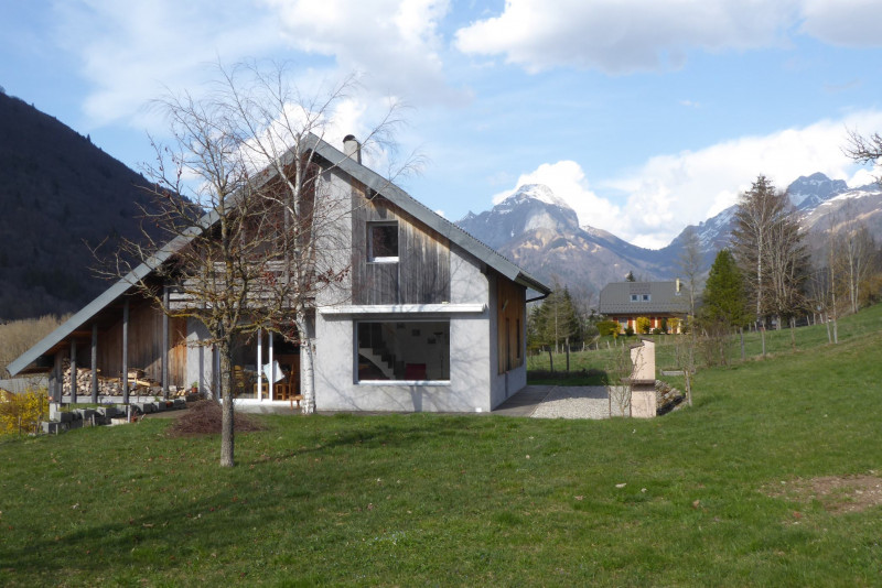 Maison entourée d'un jardin et vue sur les montagnes