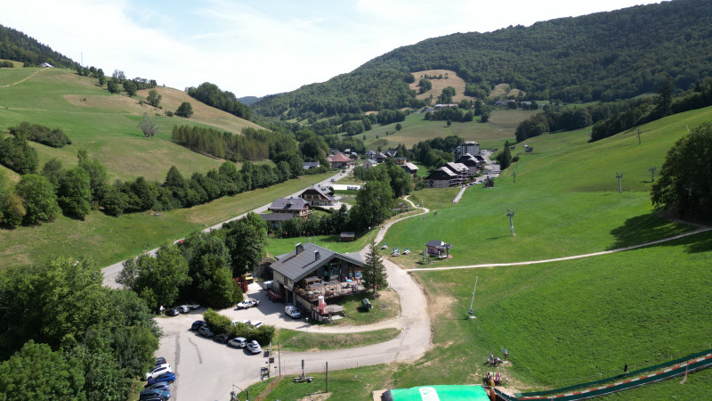 Vue aérienne - © Gîtes Aillon Ailleurs Vue aérienne