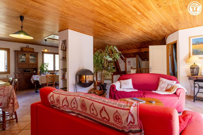 vaste pièce à vivre de 70m² - © Gîtes de France vaste pièce à vivre de 70m²