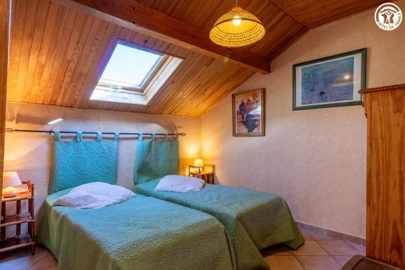 la chambre avec 2 petits lits - © Gîtes de France la chambre avec 2 petits lits